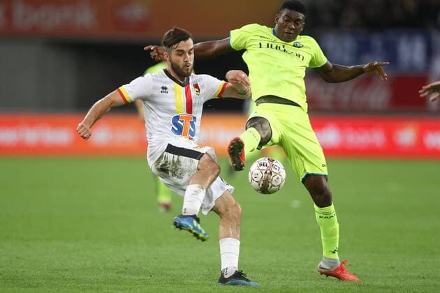 Jagiellonia s Martin Pospisil and Gent s Taiwo Awoniyi fight for the ball during a soccer game between Belgian club KAA Gent and Polish team Jagiellonia Bialystok, Thursday 16 August 2018 in Gent, the return leg of the third qualification round for the Europa League competition. BRUNOxFAHY  x05407102x