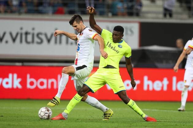 Jagiellonia s Nemanja Mitrovic and Gent s Taiwo Awoniyi fight for the ball during a soccer game between Belgian club KAA Gent and Polish team Jagiellonia Bialystok, Thursday 16 August 2018 in Gent, the return leg of the third qualification round for the Europa League competition. BRUNOxFAHY  x05407113x