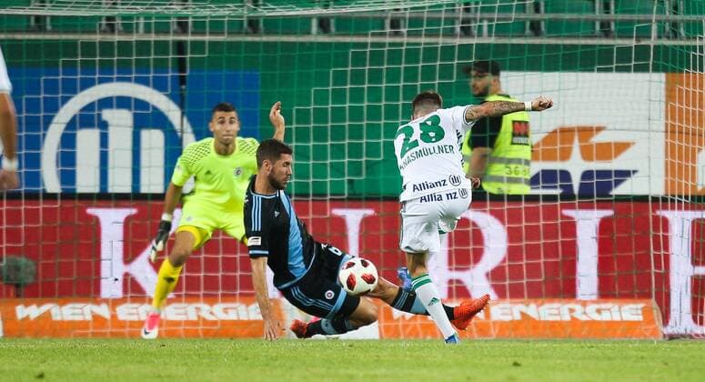 SOCCER - EL quali, Rapid vs Bratislava VIENNA,AUSTRIA,16.AUG.18 - SOCCER - UEFA Europa League qualification, SK Rapid Wien vs Slovan Bratislava. Image shows Kenan Bajric (Slovan) and Christoph Knasmuellner (Rapid). Keywords: Wien Energie. GEPAxpictures xPhilippxBrem