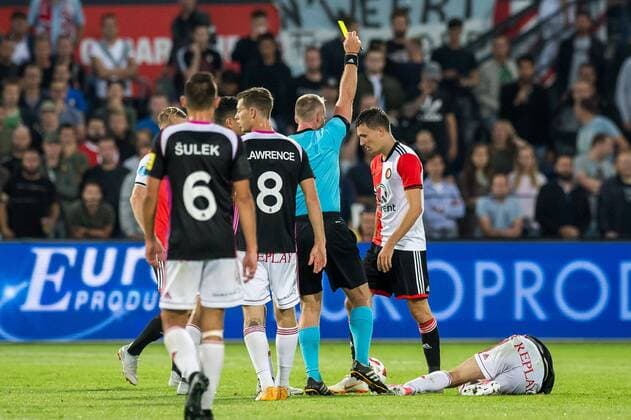 ROTTERDAM , 16-08-2018 , Stadium De Kuip , Football , Season 2018 2019 , Europa League , Third qualifying round , Feyenoord - Trencin , Feyenoord player Steven Berghuis (r) gets a yellow card of Referee Jakob Kehlet during the the match Feyenoord - Trencin  x2401100x