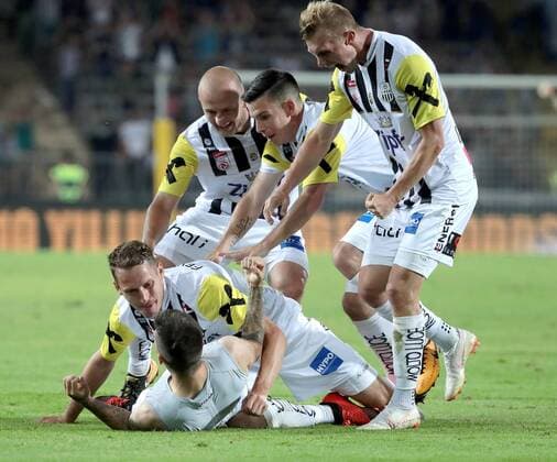 SOCCER - EL, LASK vs Besiktas LINZ,AUSTRIA,16.AUG.18 - SOCCER - UEFA Europa League, LASK Linz vs Besiktas Istanbul. Image shows the rejoicing of Dominik Frieser, Christian Ramsebner, Gernot Trauner, Peter Michorl and Thomas Goiginger (LASK). GEPAxpictures xWalterxLuger