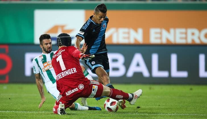 SOCCER - EL quali, Rapid vs Bratislava VIENNA,AUSTRIA,16.AUG.18 - SOCCER - UEFA Europa League qualification, SK Rapid Wien vs Slovan Bratislava. Image shows Marvin Potzmann (Rapid), Mohammed Rharsalla (Slovan) and Richard Strebinger (Rapid). Keywords: Wien Energie. GEPAxpictures xPhilippxBrem