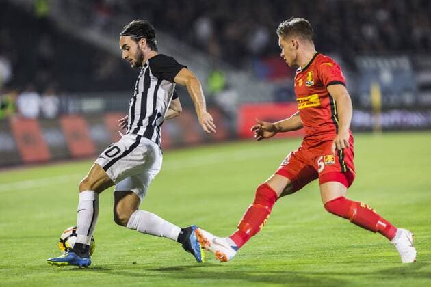 FuÃŸball, EL Quali, Partizan Belgrad - FC Nordsjaelland 16th August 2018, Partizan Stadium, Belgrade, Serbia; Europa League football, third qualifying round 2nd leg, Partizan versus Nordsjaelland; Marko Jankovic of Partizan breaks on the ball from Mads Pedersen of Nordsjaelland  ActionPlus12055897 NikolaxKrstic
