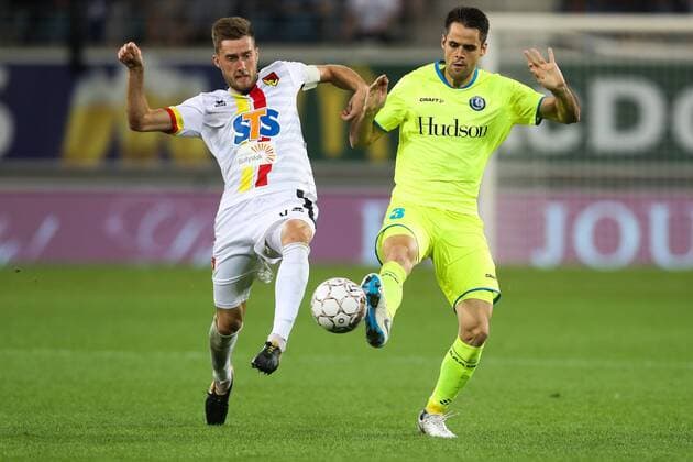 Jagiellonia s Taras Romanchuk and Gent s Franko Andrijasevic fight for the ball during a soccer game between Belgian club KAA Gent and Polish team Jagiellonia Bialystok, Thursday 16 August 2018 in Gent, the return leg of the third qualification round for the Europa League competition. BRUNOxFAHY  x05407153x