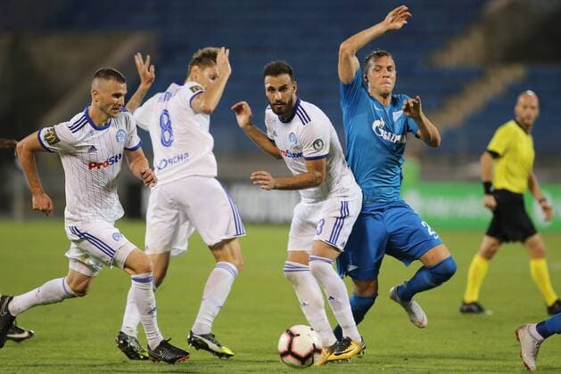 ST PETERSBURG, RUSSIA - AUGUST 16, 2018: Dinamo Minsk s Igor Shitov, Nikita Kaplenko, Maksim Shvyatsow and Zenit St Petersburg s Artyom Dzyuba (L-R) in their 2018 19 UEFA Europa League third qualifying round Leg 2 match at Petrovsky Stadium. Peter Kovalev TASS  TS08D049