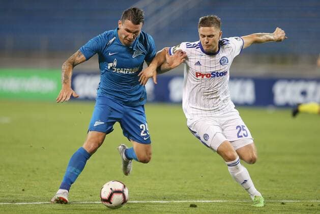 ST PETERSBURG, RUSSIA - AUGUST 16, 2018: Zenit St Petersburg s Anton Zabolotny (L) and Dinamo Minsk s Alyaksey Hawrylovich in action in their 2018 19 UEFA Europa League third qualifying round Leg 2 match at Petrovsky Stadium. Peter Kovalev TASS  TS08D04C