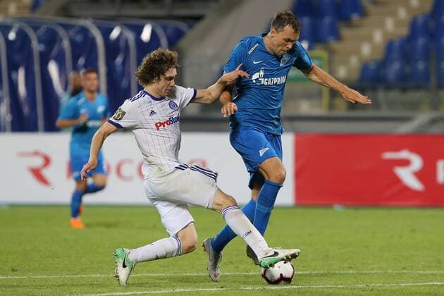ST PETERSBURG, RUSSIA - AUGUST 16, 2018: Dinamo Minsk s Maksim Shvyatsow (L) and Zenit St Petersburg s Artyom Dzyuba fight for the ball in their 2018 19 UEFA Europa League third qualifying round Leg 2 match at Petrovsky Stadium. Peter Kovalev TASS  TS08D051