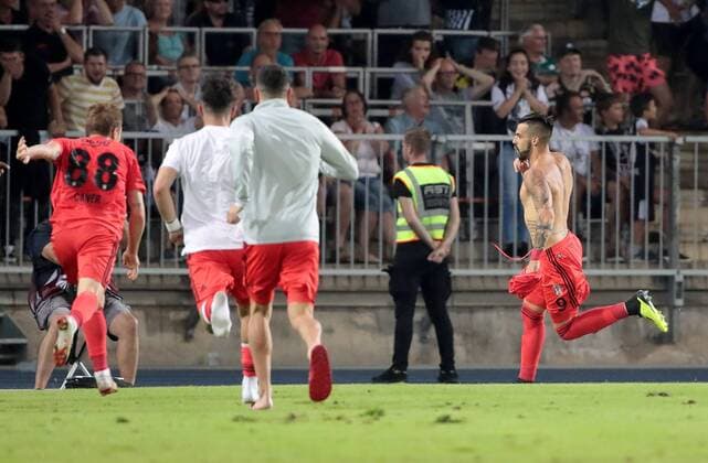 Sport Bilder des Tages SOCCER - EL, LASK vs Besiktas LINZ,AUSTRIA,16.AUG.18 - SOCCER - UEFA Europa League, LASK Linz vs Besiktas Istanbul. Image shows the rejoicing of Caner Erkin and Alvaro Negredo (Besiktas). GEPAxpictures xWalterxLuger