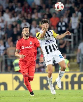 SOCCER - EL, LASK vs Besiktas LINZ,AUSTRIA,16.AUG.18 - SOCCER - UEFA Europa League, LASK Linz vs Besiktas Istanbul. Image shows Alvaro Negredo (Besiktas) and James Holland (LASK). GEPAxpictures xWalterxLuger