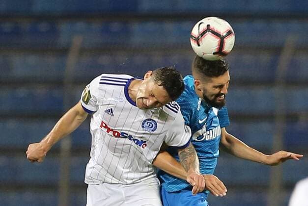 ST PETERSBURG, RUSSIA - AUGUST 16, 2018: Dinamo Minsk s Alyaksandr Makas (L) and Zenit St Petersburg s Alexander Yerokhin fight for the ball in their 2018 19 UEFA Europa League third qualifying round Leg 2 match at Petrovsky Stadium. Peter Kovalev TASS  TS08D054