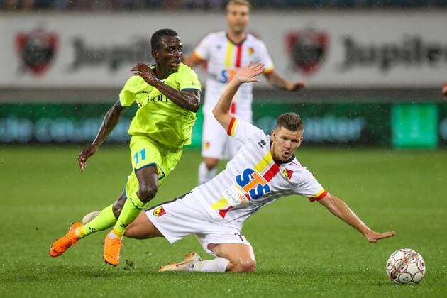 Gent s Jean-Luc Dompe and Jagiellonia s Roman Bezjak fight for the ball during a soccer game between Belgian club KAA Gent and Polish team Jagiellonia Bialystok, Thursday 16 August 2018 in Gent, the return leg of the third qualification round for the Europa League competition. BRUNOxFAHY  x05407171x