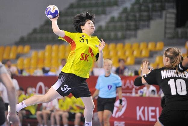 Handball, Damen U18 WM, Deutschland - Südkorea 2018.08.16 Kielce Pilka reczna Mlodziezowe Mistrzostwa Swiata w Pilce Recznej Kobiet do lat 18 Niemcy - Korea N z WOO Bitna Foto Lukasz Sobala Press Focus NEWSPIX.PL 2018.08.16 Kielce Handball IHF Youth U18 Womens World Germany - Korea WOO Bitna Credit: Lukasz Sobala Press Focus --- Newspix.pl  20180816PF_LS284