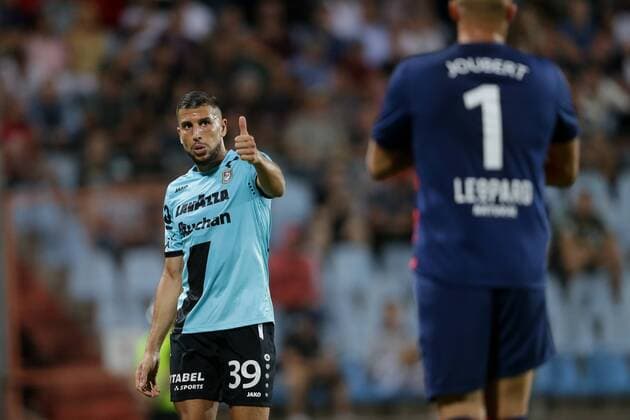 Aniss El Hriti (F91 Duedelingen - 39) Daumen hoch in Richtung Jonathan Joubert (Torhueter F91 Duedelingen - 1) 16.08.2018 Fussball Europa League Qualifikation, 3. Runde, Saison 2018-2019 16.08.2018 LUX, ELQ, F91 Düdelingen (LUX) - Legia Warschau (POL) (Dudelange, Warszawa) Stade Josy Barthel, Luxemburg 