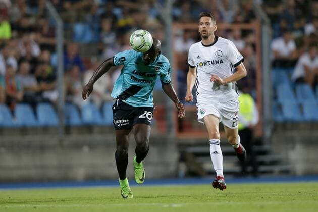 Jerry Prempeh (F91 Duedelingen - 26) klärt vor Kasper Hämäläinen (Legia 22) 16.08.2018 Fussball Europa League Qualifikation, 3. Runde, Saison 2018-2019 16.08.2018 LUX, ELQ, F91 Düdelingen (LUX) - Legia Warschau (POL) (Dudelange, Warszawa) Stade Josy Barthel, Luxemburg 