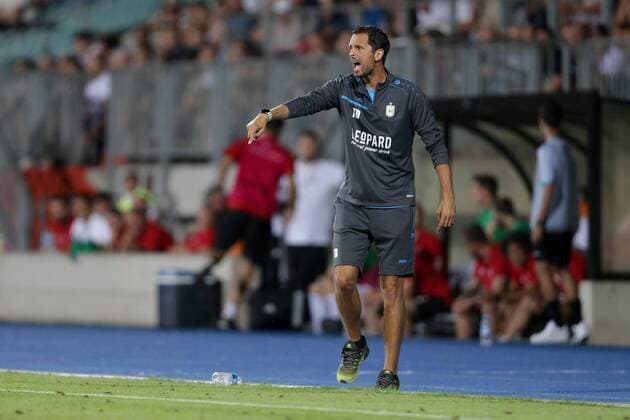 Dino Toppmöller (Trainer F91 Duedelingen - Toppmoeller) gibt Anweisungen 16.08.2018 Fussball Europa League Qualifikation, 3. Runde, Saison 2018-2019 16.08.2018 LUX, ELQ, F91 Düdelingen (LUX) - Legia Warschau (POL) (Dudelange, Warszawa) Stade Josy Barthel, Luxemburg 