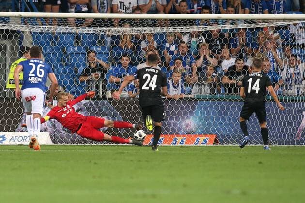 16.08.2018 POZNAN, UL. BULGARSKA PILKA NOZNA (FOOTBALL), 3 RUNDY ELIMINACJI DO LIGI EUROPY (UEFA EUROPA LEAGUE , THIRD QUALIFYING ROUND ) MECZ (GAME) LECH POZNAN - KRC GENK NZ. STRZAL BRAMKA GOL KARNY JEDENQASTKA LEONARDO TROSSARD , JASMIN BURIC FOTO JAKUB PIASECKI CYFRASPORT NEWSPIX.PL --- Newspix.pl  20180816CSJP3017