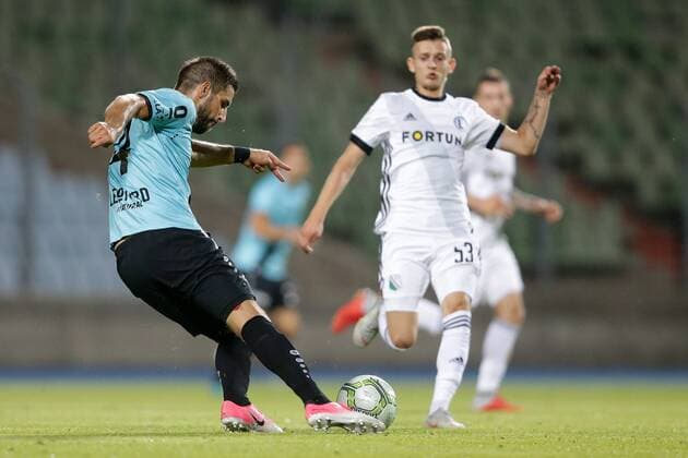 Kevin Malget (F91 Duedelingen - 4) klaert 16.08.2018 Fussball Europa League Qualifikation, 3. Runde, Saison 2018-2019 16.08.2018 LUX, ELQ, F91 Düdelingen (LUX) - Legia Warschau (POL) (Dudelange, Warszawa) Stade Josy Barthel, Luxemburg 