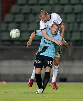 Kopfballduell zwischen Adam Hlousek (Legia 14) und Dominik Stolz (F91 Duedelingen - 10) 16.08.2018 Fussball Europa League Qualifikation, 3. Runde, Saison 2018-2019 16.08.2018 LUX, ELQ, F91 Düdelingen (LUX) - Legia Warschau (POL) (Dudelange, Warszawa) Stade Josy Barthel, Luxemburg 