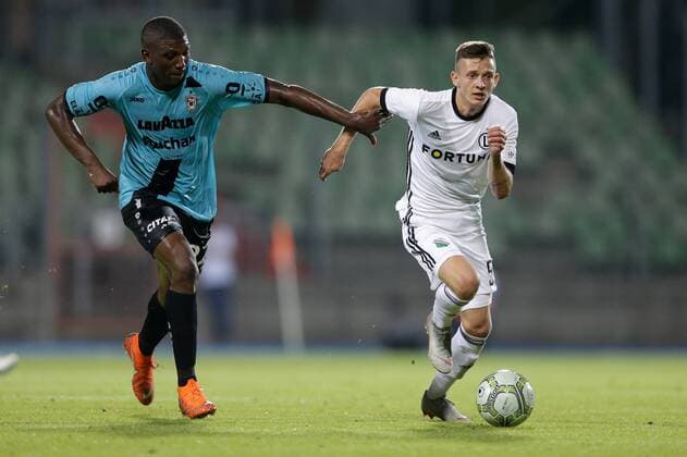 Stelvio Cruz (F91 Duedelingen - 22) im Zweikampf mit Sebastian Szymanski (Legia 53) 16.08.2018 Fussball Europa League Qualifikation, 3. Runde, Saison 2018-2019 16.08.2018 LUX, ELQ, F91 Düdelingen (LUX) - Legia Warschau (POL) (Dudelange, Warszawa) Stade Josy Barthel, Luxemburg 