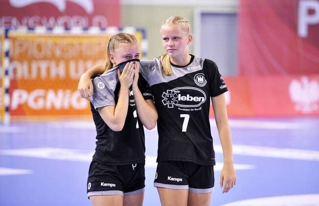 Sport Bilder des Tages Handball, Damen U18 WM, Deutschland - Südkorea 2018.08.16 Kielce Pilka reczna Mlodziezowe Mistrzostwa Swiata w Pilce Recznej Kobiet do lat 18 Niemcy - Korea N z smutek po meczu Niemcy Pauline Uhlmann Julia Weise Foto Lukasz Sobala Press Focus NEWSPIX.PL 2018.08.16 Kielce Handball IHF Youth U18 Womens World Germany - Korea smutek po meczu Niemcy Pauline Uhlmann Julia Weise Credit: Lukasz Sobala Press Focus --- Newspix.pl  20180816PF_LS406