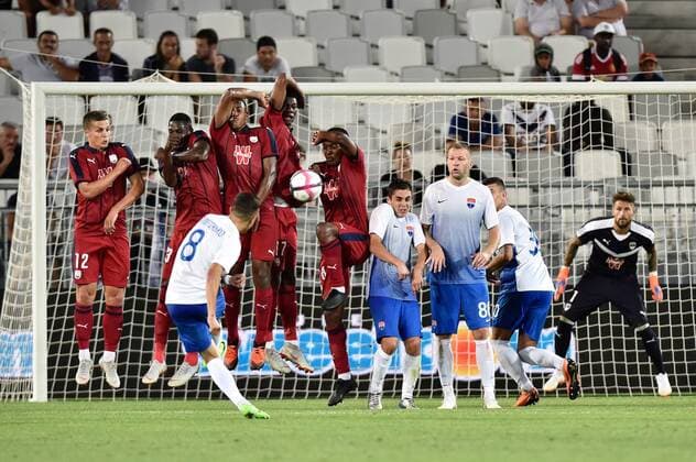Fußball, EL Quali, Girondins de Bordeaux - FK Mariupol Coup Franc Pavlo Polehenko (fkm) FOOTBALL : Bordeaux vs Marioupol - 3eme Tour Ligue Europa - Bordeaux - 16 08 2018 ThierryBreton Panoramic 