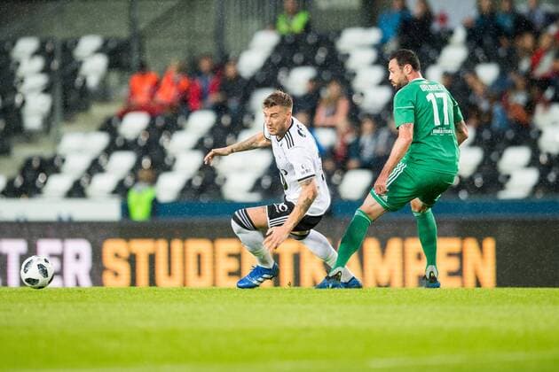180816 Nicklas Bendtner of Rosenborg and Damien Delaney of Cork City in the Europe League qualification match between Rosenborg and Cork City on August 16, 2018 in Trondheim Photo Jon Olav Nesvold BILDBYRAN Code JE 160293  Copyright: JONxOLAVxNESVOLD BB180816JE068