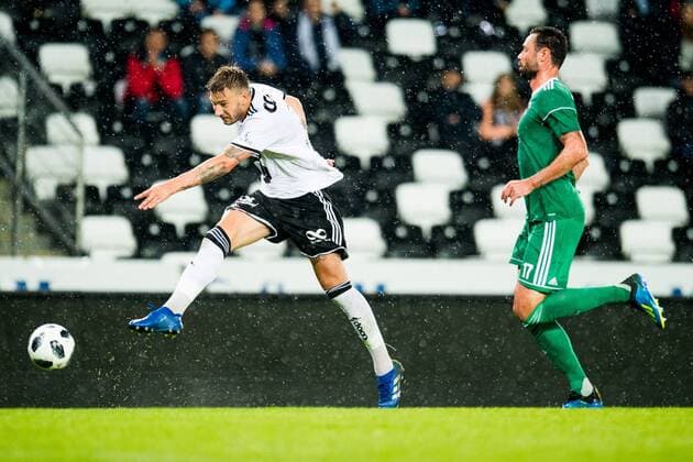 180816 Nicklas Bendtner of Rosenborg and Damien Delaney of Cork City in the Europe League qualification match between Rosenborg and Cork City on August 16, 2018 in Trondheim Photo Jon Olav Nesvold BILDBYRAN Code JE 160293  Copyright: JONxOLAVxNESVOLD BB180816JE086
