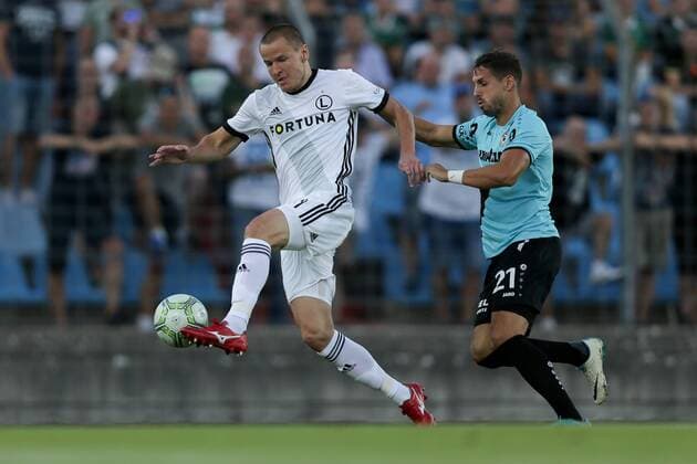 Adam Hlousek (Legia 14) im Zweikampf mit Patrick Stumpf (F91 Duedelingen - 21) 16.08.2018 Fussball Europa League Qualifikation, 3. Runde, Saison 2018-2019 16.08.2018 LUX, ELQ, F91 Düdelingen (LUX) - Legia Warschau (POL) (Dudelange, Warszawa) Stade Josy Barthel, Luxemburg 