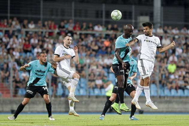 Kopfball Eduardo (Legia 9) im Zweikampf mit Jerry Prempeh (F91 Duedelingen - 26) 16.08.2018 Fussball Europa League Qualifikation, 3. Runde, Saison 2018-2019 16.08.2018 LUX, ELQ, F91 Düdelingen (LUX) - Legia Warschau (POL) (Dudelange, Warszawa) Stade Josy Barthel, Luxemburg 