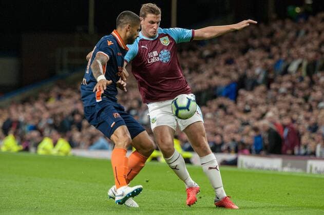 Burnley v Istanbul Basaksehir F.K. UEFA Europa League Manuel Da Costa of Istanbul Basaksehir in a tussle for the ball with Chris Wood of Burnley during the UEFA Europa League match at Turf Moor, Burnley Content Not Available For UK Newspapers Copyright: xMattxWilkinsonx FIL-12169-0067