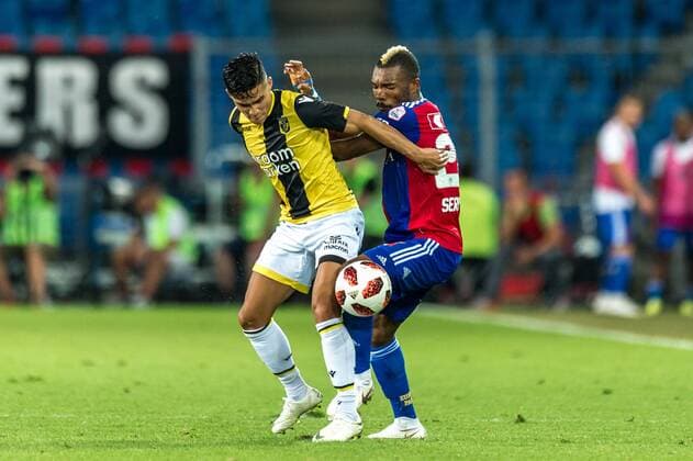 Soccer Europa League 3 te Qualification Round 18 19 FC Basel 1893 Vitesse Arnhem 16 08 2018 Geoffroy Serey The FCB 20 in a duel with Mitchell van Bergen Vitesse Arnhem 16 at the Europa League Qualification Round 3 Match between FC Basel 1893 and Vitesse Arnhem on Thursday, August 16, 2018 at St Jakob Park in Basel xGRGx