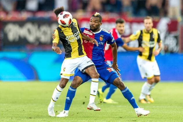 Soccer Europa League 3 te Qualification Round 18 19 FC Basel 1893 Vitesse Arnhem 16 08 2018 Geoffroy Serey The FCB 20 in a duel with Thulani Serero Vitesse Arnhem 17 at the Europa League Qualification Round 3 match between FC Basel 1893 and Vitesse Arnhem on Thursday, August 16, 2018 at St Jakob Park in Basel xGRGx