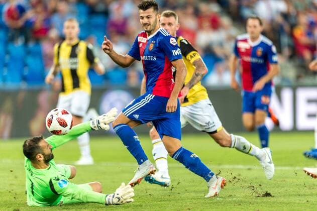 Soccer Europa League 3 th qualification round 18 19 FC Basel 1893 Vitesse Arnhem 16 08 2018 Albian Ajeti FCB 22 defeats goalkeeper Eduardo Vitesse Arnhem 1 in the Europa League qualifying round 3 match between FC Basel 1893 and Vitesse Arnhem on Thursday 16 August 2018 at St Jakob Park in Basel xGRGx