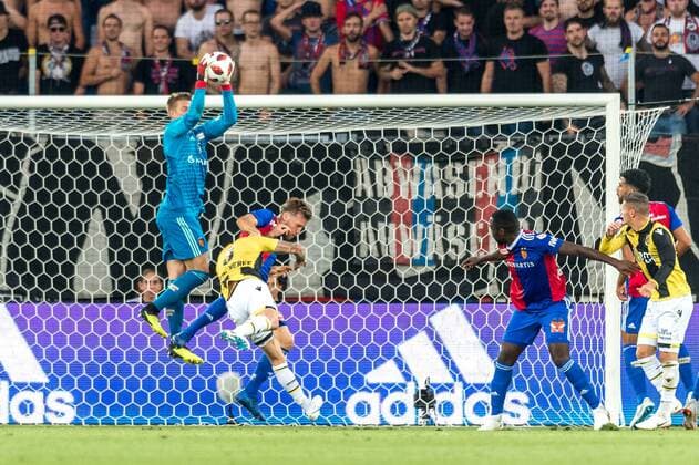 Soccer Europa League 3 th qualifying round 18 19 FC Basel 1893 Vitesse Arnhem 16 08 2018 Jonas Omlin FCB 1 takes the ball out of the air at the Europa League qualifying round 3 match between FC Basel 1893 and Vitesse Arnhem on Thursday 16 August 2018 at St Jakob Park in Basel xGRGx