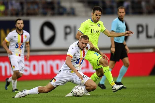 GENT, BELGIUM - AUGUST 16 : Bartosz Kwiecien midfielder of Jagiellonia is fighting for the ball with Franko Andrijasevic midfielder of KAA Gent during the UEFA Europa League, Third qualifying round , 2nd leg match between KAA Gent and Jagiellonia Bialystok at the Ghelamco Arena on August 16, 2018 in Gent, Belgium, 16 08 2018 FOOTBALL : KAA Gent vs Jagiellonia Bialystok - Ligue Europa Tour de Qualification - 16 08 2018 Photonews Panoramic 