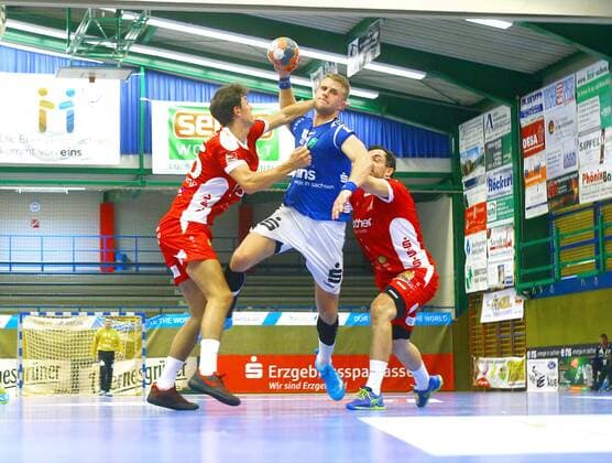 Benas Petreikis Aue looking for the gap between Philippe Kohlstrung Rodgau and Tim Henkel Rodgau right Handball DHB Cup match 2018 19 EHV Aue HSG Rodgau Nieder Roden on 18 8 2018 EHV Aue HSG Rodgau Nieder Roden