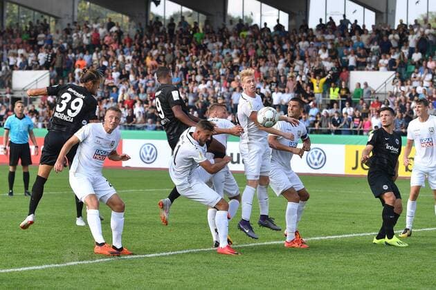 Goncalo Paciencia Eintracht Frankfurt kepft the gate to the 2 1 header action Penalty scene 1 Round DFB Cup SSV Ulm 1846 UL Eintracht Frankfurt F 2 1 at the Danube Stadium in Ulm on 18 08 2018 DFL REGULATIONS PROHIBIT ANY USE OF PHOTOGRAPH AS IMAGE SEQUENCES AND OR QUASI VIDEO