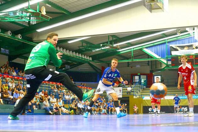 Goalkeeper Marco Rhein Rodgau parried the penalty from Benas Petreikis Aue right Johannes von der Au Rodgau Handball DHB Cup match 2018 19 EHV Aue HSG Rodgau Lower Roden 23 21 18 18 2018 EHV Aue HSG Rodgau Lower Roden