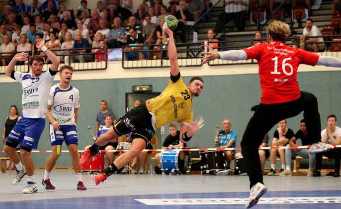 BAU 18 08 2018 Kornwestheim Handball SV Salamander Kornwestheim vs HSC 2000 Coburg in front of l Marcel Timm Coburg Felix Beutel Kornwestheim