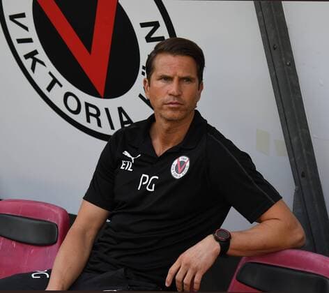 DFB Pokal FC Viktoria Cologne RB Leipzig 19 08 2018 Coach Patrick Glöckner Cologne on the bench DFB RULES PROHIBIT USE IN MMS SERVICES VIA HANDHELD DEVICES UNTIL TWO HOURS AFTER A MATCH AND ANY USAGE ON INTERNET OR ONLINE MEDIA SIMULATING VIDEO FOOTAGE DURING THE MATCH HM