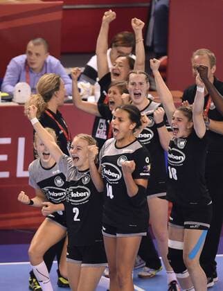 Handball, Damen, U 18 WM, Länderspiel, Deutschland - Dänemark 2018.08.19 Kielce Pilka reczna Mlodziezowe Mistrzostwa Swiata w Pilce Recznej Kobiet do lat 18 Niemcy - Dania N z Radosc Niemcy Aimee Von Pereira Pauline Uhlmann Foto Lukasz Sobala Press Focus 2018.08.19 Kielce Handball IHF Youth U18 Womens World Germany - Denmark Radosc Niemcy Aimee Von Pereira Pauline Uhlmann Credit: Lukasz Sobala Press Focus NEWSPIX.PL --- Newspix.pl  20180819PF_LS168