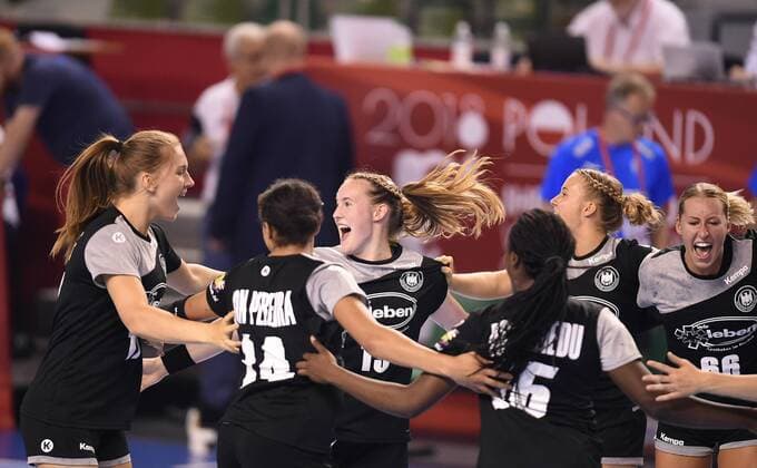 Handball, Damen, U 18 WM, Länderspiel, Deutschland - Dänemark 2018.08.19 Kielce Pilka reczna Mlodziezowe Mistrzostwa Swiata w Pilce Recznej Kobiet do lat 18 Niemcy - Dania N z Radosc Niemcy Foto Lukasz Sobala Press Focus 2018.08.19 Kielce Handball IHF Youth U18 Womens World Germany - Denmark Radosc Niemcy Credit: Lukasz Sobala Press Focus NEWSPIX.PL --- Newspix.pl  20180819PF_LS190