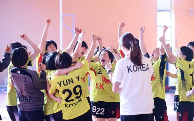 2018.08.19 Kielce Pilka reczna Mlodziezowe Mistrzostwa Swiata w Pilce Recznej Kobiet do lat 18 Korea - Szwecja N z radosc Korea Foto Lukasz Sobala Press Focus 2018.08.19 Kielce Handball IHF Youth U18 Womens World Korea - Sweden radosc Korea Credit: Lukasz Sobala Press Focus NEWSPIX.PL --- Newspix.pl  20180819PF_LS322