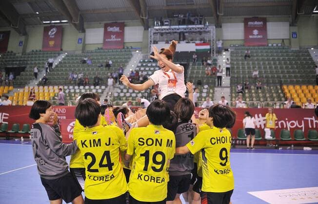 2018.08.19 Kielce Pilka reczna Mlodziezowe Mistrzostwa Swiata w Pilce Recznej Kobiet do lat 18 Korea - Szwecja N z radosc Korea Foto Lukasz Sobala Press Focus 2018.08.19 Kielce Handball IHF Youth U18 Womens World Korea - Sweden radosc Korea Credit: Lukasz Sobala Press Focus NEWSPIX.PL --- Newspix.pl  20180819PF_LS354