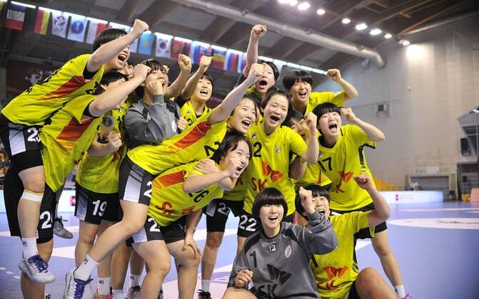 2018.08.19 Kielce Pilka reczna Mlodziezowe Mistrzostwa Swiata w Pilce Recznej Kobiet do lat 18 Korea - Szwecja N z radosc Korea Foto Lukasz Sobala Press Focus 2018.08.19 Kielce Handball IHF Youth U18 Womens World Korea - Sweden radosc Korea Credit: Lukasz Sobala Press Focus NEWSPIX.PL --- Newspix.pl  20180819PF_LS357