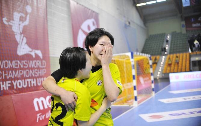 2018.08.19 Kielce Pilka reczna Mlodziezowe Mistrzostwa Swiata w Pilce Recznej Kobiet do lat 18 Korea - Szwecja N z radosc Korea Foto Lukasz Sobala Press Focus 2018.08.19 Kielce Handball IHF Youth U18 Womens World Korea - Sweden radosc Korea Credit: Lukasz Sobala Press Focus NEWSPIX.PL --- Newspix.pl  20180819PF_LS366