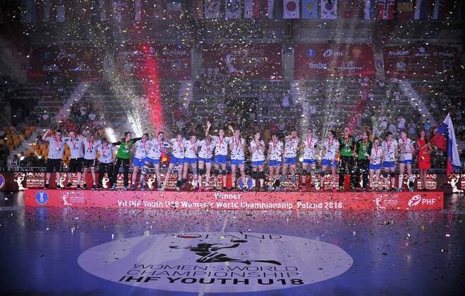 2018.08.19 Kielce Pilka reczna Mlodziezowe Mistrzostwa Swiata w Pilce Recznej Kobiet do lat 18 Final Wegry - Rosja N z Radosc wygrana 1 miejsce mistrzostwo swiata mistrzynie swiata Rosja podium puchar Foto Lukasz Sobala Press Focus 2018.08.19 Kielce Handball IHF Youth U18 Womens World Final Hungary - Russia Radosc wygrana 1 miejsce mistrzostwo swiata mistrzynie swiata Rosja podium puchar Credit: Lukasz Sobala Press Focus NEWSPIX.PL --- Newspix.pl  20180819PF_LS472