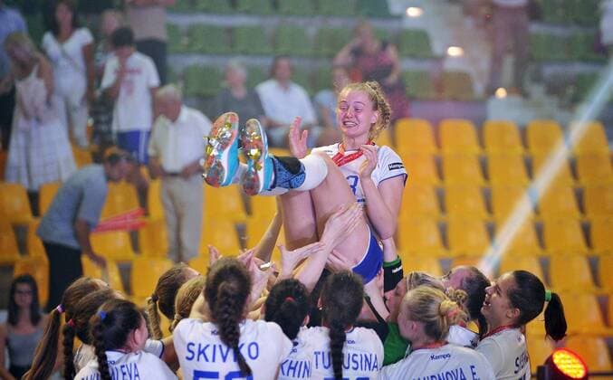 Sport Bilder des Tages 2018.08.19 Kielce Pilka reczna Mlodziezowe Mistrzostwa Swiata w Pilce Recznej Kobiet do lat 18 Final Wegry - Rosja N z Radosc wygrana 1 miejsce mistrzostwo swiata mistrzynie swiata Rosja podium puchar Foto Lukasz Sobala Press Focus 2018.08.19 Kielce Handball IHF Youth U18 Womens World Final Hungary - Russia Radosc wygrana 1 miejsce mistrzostwo swiata mistrzynie swiata Rosja podium puchar Credit: Lukasz Sobala Press Focus NEWSPIX.PL --- Newspix.pl  20180819PF_LS477