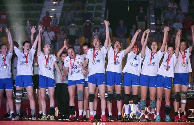 2018.08.19 Kielce Pilka reczna Mlodziezowe Mistrzostwa Swiata w Pilce Recznej Kobiet do lat 18 Final Wegry - Rosja N z Radosc wygrana 1 miejsce mistrzostwo swiata mistrzynie swiata Rosja podium puchar winner Foto Lukasz Sobala Press Focus 2018.08.19 Kielce Handball IHF Youth U18 Womens World Final Hungary - Russia Radosc wygrana 1 miejsce mistrzostwo swiata mistrzynie swiata Rosja podium puchar winner Credit: Lukasz Sobala Press Focus NEWSPIX.PL --- Newspix.pl  20180819PF_LS723