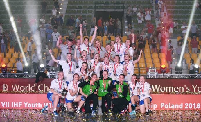 2018.08.19 Kielce Pilka reczna Mlodziezowe Mistrzostwa Swiata w Pilce Recznej Kobiet do lat 18 Final Wegry - Rosja N z Radosc wygrana 1 miejsce mistrzostwo swiata mistrzynie swiata Rosja podium puchar winner zdjecie grupowe Foto Lukasz Sobala Press Focus 2018.08.19 Kielce Handball IHF Youth U18 Womens World Final Hungary - Russia Radosc wygrana 1 miejsce mistrzostwo swiata mistrzynie swiata Rosja podium puchar winner zdjecie grupowe Credit: Lukasz Sobala Press Focus NEWSPIX.PL --- Newspix.pl  20180819PF_LS729
